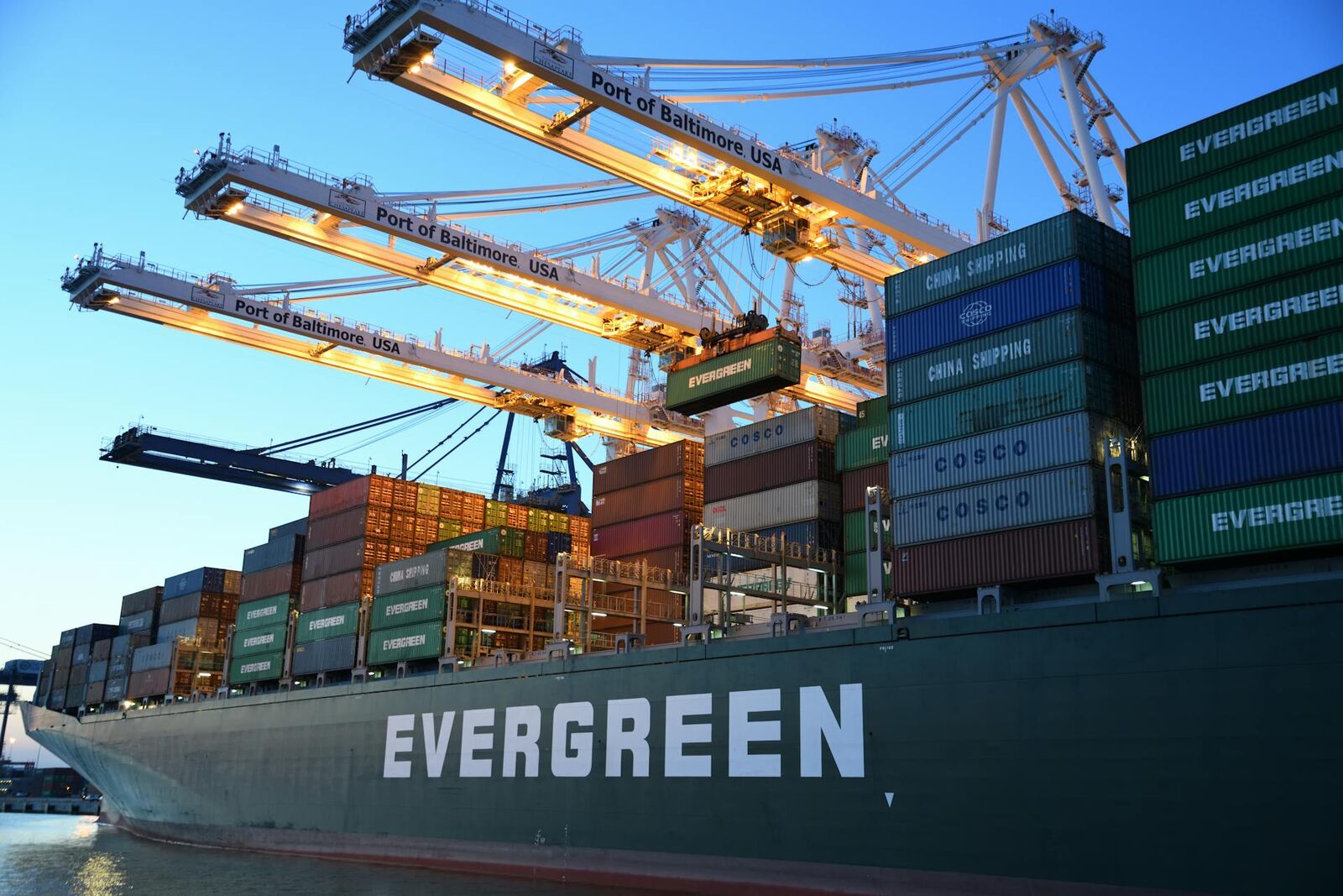 Operasi logistik penghantaran barangan di gudang Klang